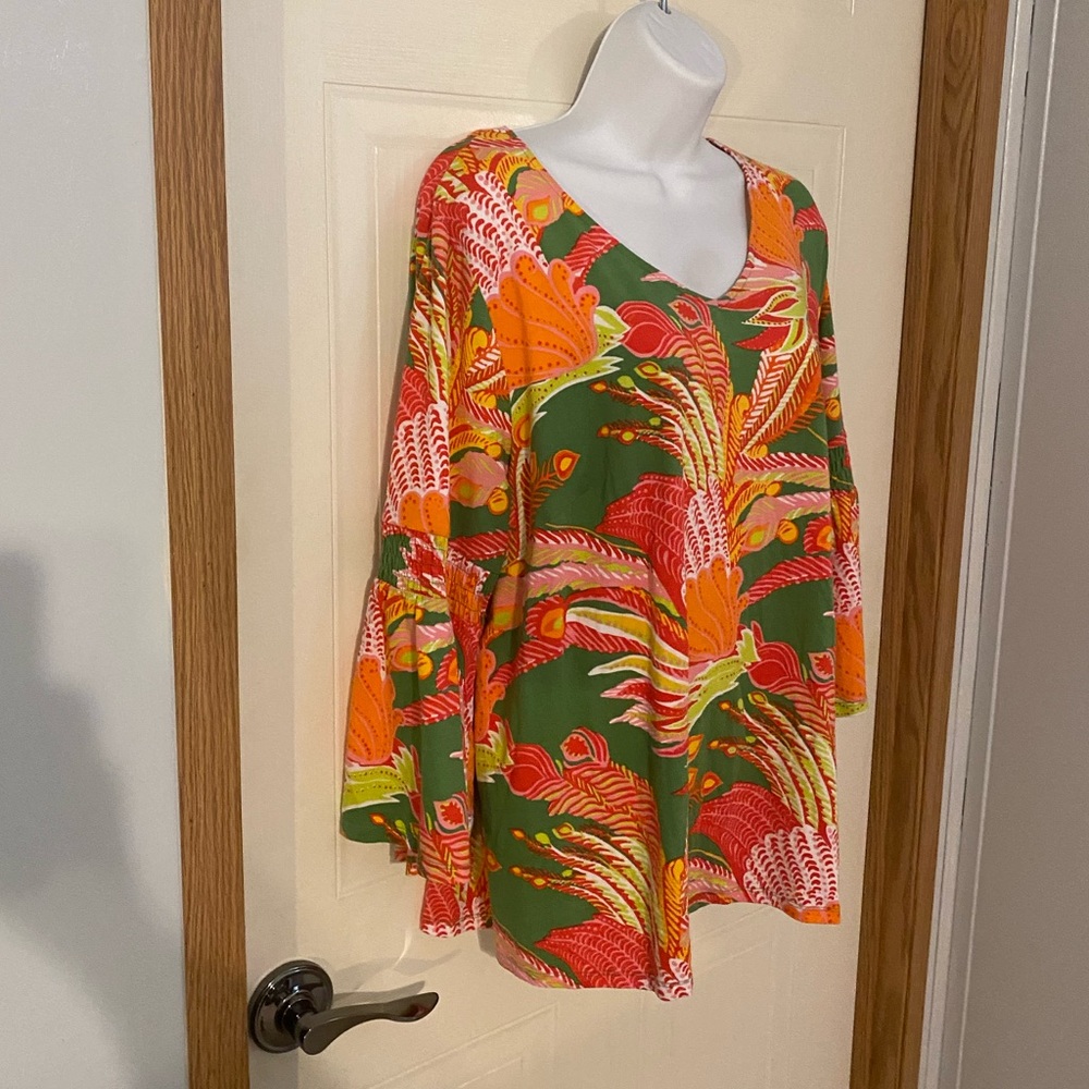 Crown and Ivy Curvy Green and Pink Graphic Bell Sleeve Blouse Top Tunic 1X